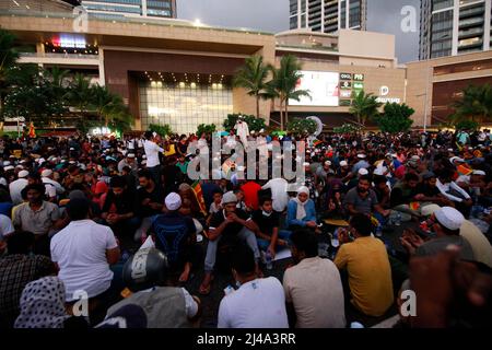 (4/9/2022) a causa della crisi economica, il numero di proteste organizzate dalla comunità giovanile contro il presidente dello Sri Lanka Gotabhaya Rajapaksa in Sri Lanka è aumentato giorno per giorno. Un gran numero di giovani si è riunito ieri davanti al Segretariato Presidenziale e ha organizzato una protesta chiamata 'Go Home Gota'. All'evento hanno partecipato Sinala, le comunità tamil e musulmane, nonché i turisti stranieri. 'Si potrebbe vedere che i muslims praticavano la loro religione e tutti i manifestanti potevano vedere la loro estasi.' ' Nel sito è stata implementata una protezione speciale. (Foto di Hir Foto Stock