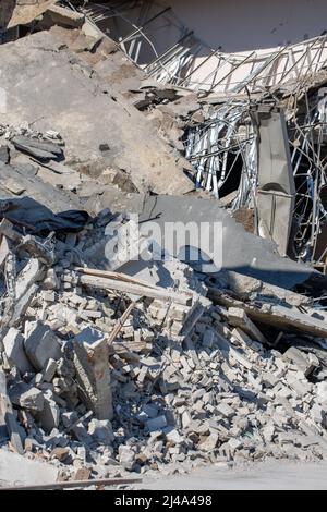 Parzialmente distrutto, demolito edificio dell'Istituto Regionale di pubblica Amministrazione di Kharkiv dell'Accademia Nazionale di pubblica Amministrazione u Foto Stock