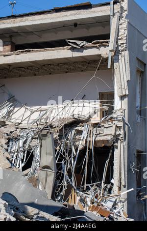 Parzialmente distrutto, demolito edificio dell'Istituto Regionale di pubblica Amministrazione di Kharkiv dell'Accademia Nazionale di pubblica Amministrazione u Foto Stock