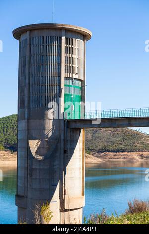 Blocca la torre presso il lago artificiale di Santa Clara Foto Stock