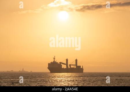 Concetto di viaggio. Luce del tramonto sul fiume Tago con sagome nel quartiere di Belem, Lisbona, Portogallo Foto Stock