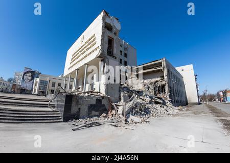 Parzialmente distrutto, demolito edificio dell'Istituto Regionale di pubblica Amministrazione di Kharkiv dell'Accademia Nazionale di pubblica Amministrazione u Foto Stock