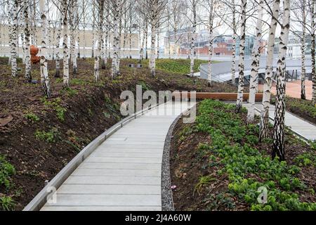 Mosca, Russia - 12 aprile 2022, Birch Grove sul territorio del GES-2, noto anche come MGES-2 e Tramvaynaya è smantellata centrale elettrica a Bosotna Foto Stock