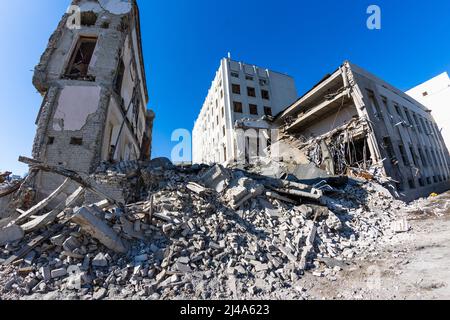 Parzialmente distrutto, demolito edificio dell'Istituto Regionale di pubblica Amministrazione di Kharkiv dell'Accademia Nazionale di pubblica Amministrazione u Foto Stock