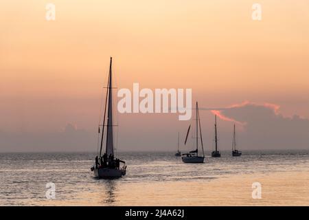 Concetto di viaggio. Luce del tramonto sul fiume Tago con sagome nel quartiere di Belem, Lisbona, Portogallo Foto Stock
