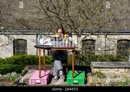 Tout le monde n'est pas egal viso au teletravail. Travail a distanza depuis figlio jardin. Revolution du monde du travail | non siamo uguali di fronte o Foto Stock