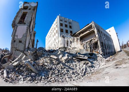 Parzialmente distrutto, demolito edificio dell'Istituto Regionale di pubblica Amministrazione di Kharkiv dell'Accademia Nazionale di pubblica Amministrazione u Foto Stock