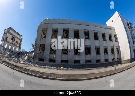 Parzialmente distrutto, demolito edificio dell'Istituto Regionale di pubblica Amministrazione di Kharkiv dell'Accademia Nazionale di pubblica Amministrazione u Foto Stock