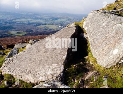 Regno Unito, Inghilterra, Devonshire, Dartmoor, Buckland Beacon. Il comandamento pietre, scolpite in granito con testo cristiano. I dieci Comandamenti e altri ancora. Foto Stock