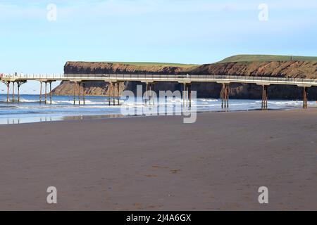 Molo a Saltburn-by-the-Sea nel North Yorkshire in un soleggiato pomeriggio primaverile Foto Stock