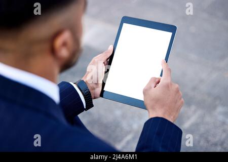 Questo lavoro deve essere fatto immediatamente. Scatto di un uomo d'affari che usa un tablet digitale. Foto Stock