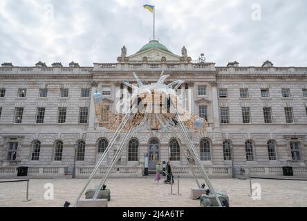 Somerset House, Londra, Regno Unito. 13 aprile 2022. Le Arche di Gimokudan da parte dell'artista filippino Leeroy New. Navi costruite utilizzando materiali riutilizzati e riciclati e rifiuti di plastica in occasione della Giornata della Terra 2022. Foto Stock