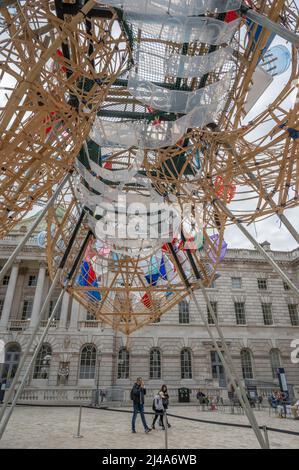 Somerset House, Londra, Regno Unito. 13 aprile 2022. Le Arche di Gimokudan da parte dell'artista filippino Leeroy New. Navi costruite utilizzando materiali riutilizzati e riciclati e rifiuti di plastica in occasione della Giornata della Terra 2022. Foto Stock