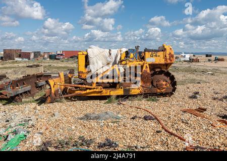 Un vecchio bruco arrugginito D 4c bulldozer su una spiaggia di ghiaia Foto Stock