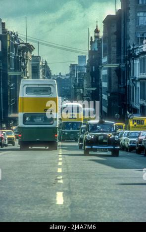 1977 immagine di archivio di taxi e autobus nel traffico centrale di Glasgow. Foto Stock