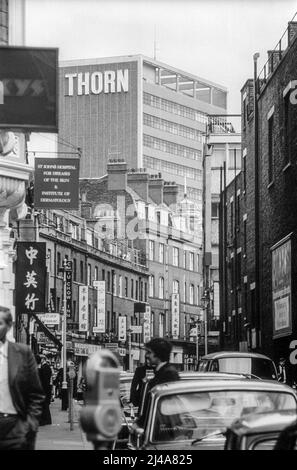 1976 immagine d'archivio della vista lungo Lisle Street nella Chinatown di Soho, Londra, prima della pedonalizzazione. Thorn House (ora Orion House), progettata da Basil Spence & Partners, nell'Upper St Martins Lane è sullo sfondo. Foto Stock