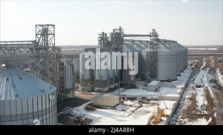 Vista aerea ad angolo elevato degli ascensori industriali e degli essiccatori in Russia. Ascensore industriale, vista dall'alto. Foto Stock