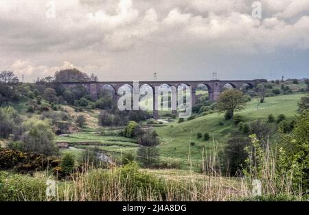 1980s immagine di archivio di Congleton Viaduct, viadotto ferroviario vittoriano sul fiume Dane a Cheshire. Foto Stock