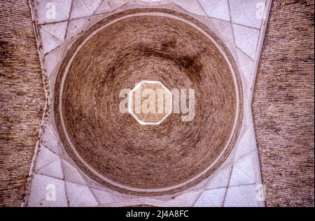 1980 fotografia archivistica del soffitto particolare della cupola Taki-Sarrafan Trade a Bukhara, Uzbekistan. Conosciuta come la cupola dei Money Changers e un cancello originale per la città. Foto Stock