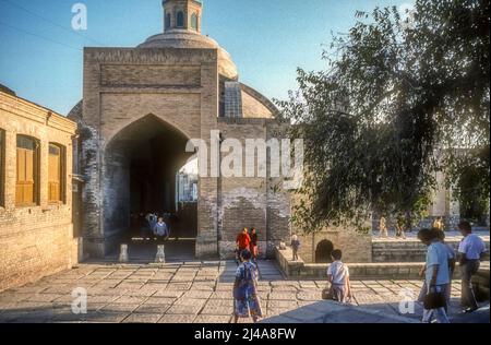 1980 fotografia archivistica della cupola commerciale di Taki-Sarrafan a Bukhara, Uzbekistan. Conosciuta come la cupola dei Money Changers e un cancello originale per la città. Foto Stock