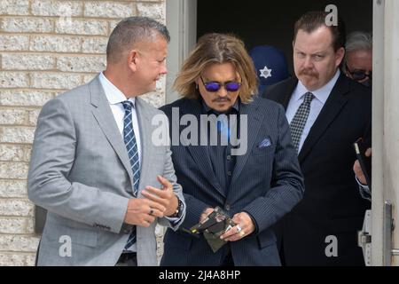 Fairfax, Virginia, Stati Uniti. 13th Apr 2022. L'attore Johnny Depp fa una pausa durante il suo processo anti-diffamazione al tribunale della contea di Fairfax. Photo Credit: Chris Kleponis/Sipa USA Credit: Sipa USA/Alamy Live News Foto Stock