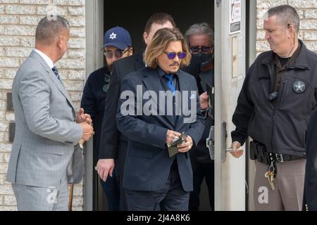 Fairfax, Virginia, Stati Uniti. 13th Apr 2022. L'attore Johnny Depp fa una pausa durante il suo processo anti-diffamazione al tribunale della contea di Fairfax. Photo Credit: Chris Kleponis/Sipa USA Credit: Sipa USA/Alamy Live News Foto Stock