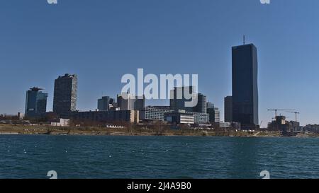 Vista della zona di sviluppo Donau City nel distretto di Donaustadt nel nord della città di Vienna, Austria con grattacieli e Danubio di fronte. Foto Stock