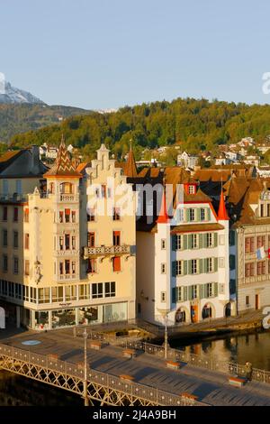 Lucerna, Svizzera - 06 maggio 2016: Vista aerea degli edifici della città vecchia sulla riva sinistra del fiume Reuss visto qui in serata. Visibile anche Foto Stock