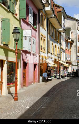 Yverdon-les-Bains, Svizzera - 18 Aprile 2017: Facciate colorate di case cittadine nella città vecchia dove si trovano le facciate dei negozi al piano terra. Caffè sul marciapiede e. Foto Stock