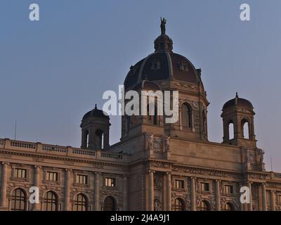 Primo piano della cima dell'edificio del Kunsthistorisches Museum (Museo di Storia dell'Arte) nel centro storico di Vienna, capitale dell'Austria. Foto Stock