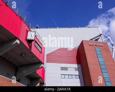 Manchester UK Aprile 2022 Manchester united Old Trafford Football Ground e il famoso orologio di crash aereo di Monaco Foto Stock