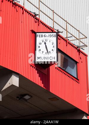 Manchester UK Aprile 2022 Manchester United Old Trafford Football Ground e Monaco Air Disaster clock Foto Stock