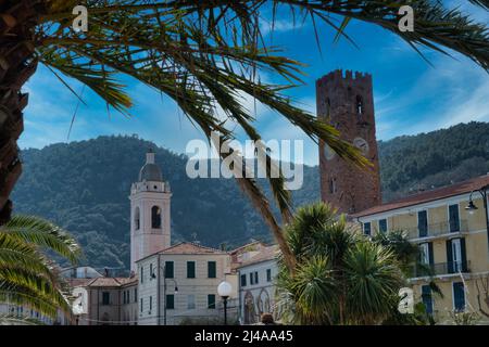 Il castello medievale di Noli, sulle alture della costa ligure occidentale Foto Stock