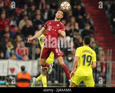 Little Boy, Germania. 12th Apr 2022. Primo : 12th Aprile 2022, Fuvuball, UEFA Champions League, CL, CHL, stagione 2021/2022, quarti di finale, seconda tappa FC Bayern Monaco di Baviera, Monaco di Baviera - Villarreal CF duelli, Leon Goretzka credito: dpa/Alamy Live News Foto Stock