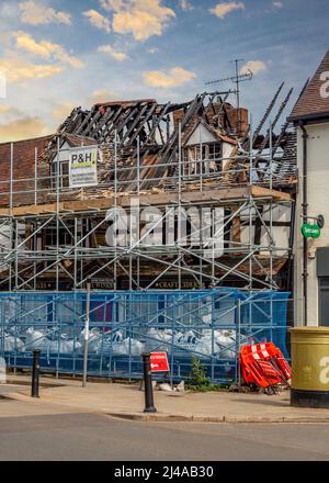 Three Tuns Pub ad Alcester, Warwickshire, distrutto da un incendio. Foto Stock