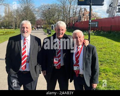 Anfield, Liverpool, Regno Unito. 13th Apr 2022. Champions League Football, Liverpool versus FC Benfica, quarto finale 2nd tappa: Le leggende precedenti di Liverpool David Johnson, Terry McDermott e Roy Evans posano per una foto a Stanley Park prima della partita Credit: Action Plus Sports/Alamy Live News Foto Stock