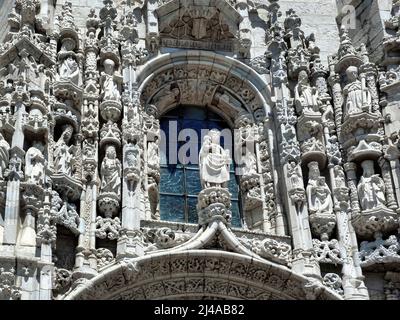 Alcuni dettagli architettonici del monastero di Jerónimos sono uno degli esempi più importanti dello stile architettonico manuelino portoghese di Lisbona. Foto Stock