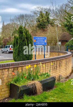 Cartello fuori dalla St. Benedicts Catholic High School, Alcester, Warwickshire, Inghilterra. Foto Stock