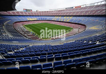 Barcellona, Spagna. 13th Apr 2022. Il famoso stadio Camp Nou è ancora vuoto alla vigilia della seconda tappa finale del quarterultimo campionato Europa League tra il FC Barcelona e l'Eintracht Frankfurt. Credit: Arne Dedert/dpa/Alamy Live News Foto Stock