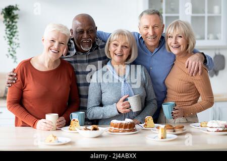 Ritratto di gruppo di amici anziani multirazziali godendo il tempo insieme Foto Stock