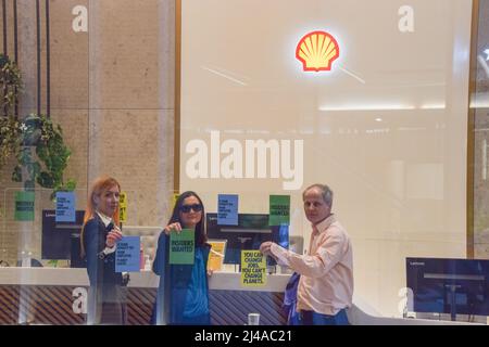 Londra, Regno Unito. 13th aprile 2022. I dimostranti si incollano all'interno dell'edificio. Estinzione gli attivisti della ribellione causarono il caos presso la sede di Londra del colosso petrolifero Shell, con decine di manifestanti che si incollavano al pavimento fuori dell'ingresso e molti all'interno dell'edificio. Credit: Vuk Valcic/Alamy Live News Foto Stock