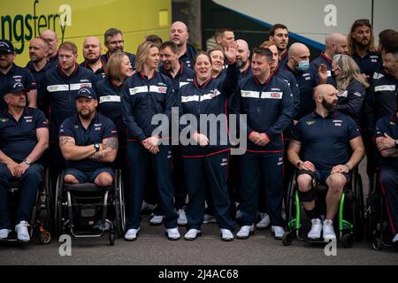 Rachel Williamson Team UK Captain (centro) e Team UK concorrenti durante una fotocall per Invictus Games Team UK alla Brunel University, West London, prima della partenza del team per l'Aia. Foto Stock