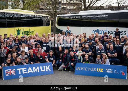 Il team UK si presenta con amici e familiari durante una fotocall per l'Invictus Games Team UK alla Brunel University, West London, prima della partenza del team per l'Aia. Foto Stock