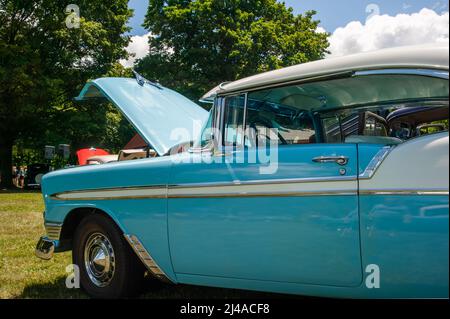 Grand Ledge, MI - 8 luglio 2017: Berlina Blue Chevrolet Belair ad una mostra di auto Foto Stock