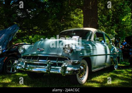 Grand Ledge, MI - 8 luglio 2017: Berlina classica Blue Chevy anni '40 Foto Stock