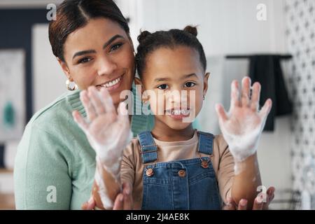 Proteggere i bambini dalle malattie mette la mente delle mamme a proprio agio. Shot di una giovane donna che aiuta la figlia a lavarsi le mani a casa. Foto Stock