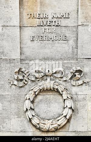 All'esterno della galleria d'arte di Kettering, Inghilterra, un cenotafio memoriale per coloro che sono morti nella grande guerra (1914-18). Foto Stock