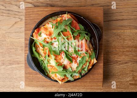 Lasagne con pomodoro e foglia verde. Pesce con salsa di bechamel. Ristorante il concetto di mangiare sano.Halal Food Foto Stock