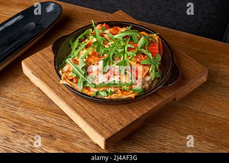 Lasagne con pomodoro e foglia verde. Pesce con salsa di bechamel. Ristorante il concetto di mangiare sano.Halal Food Foto Stock