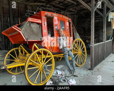 Vecchio cowboy animatronico nel parco a tema giapponese abbandonato Foto Stock